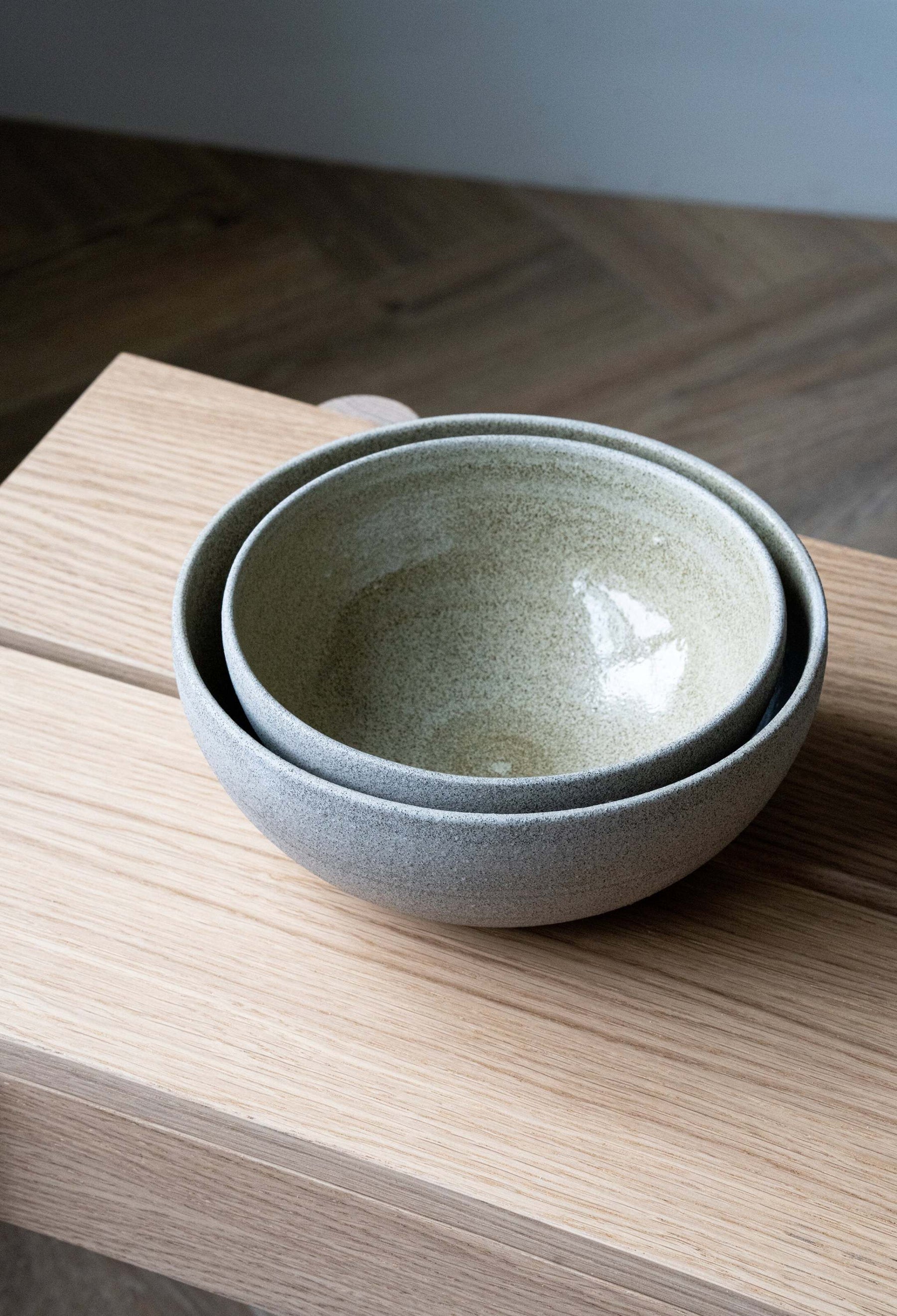 Neutral stoneware nesting bowl set close detail